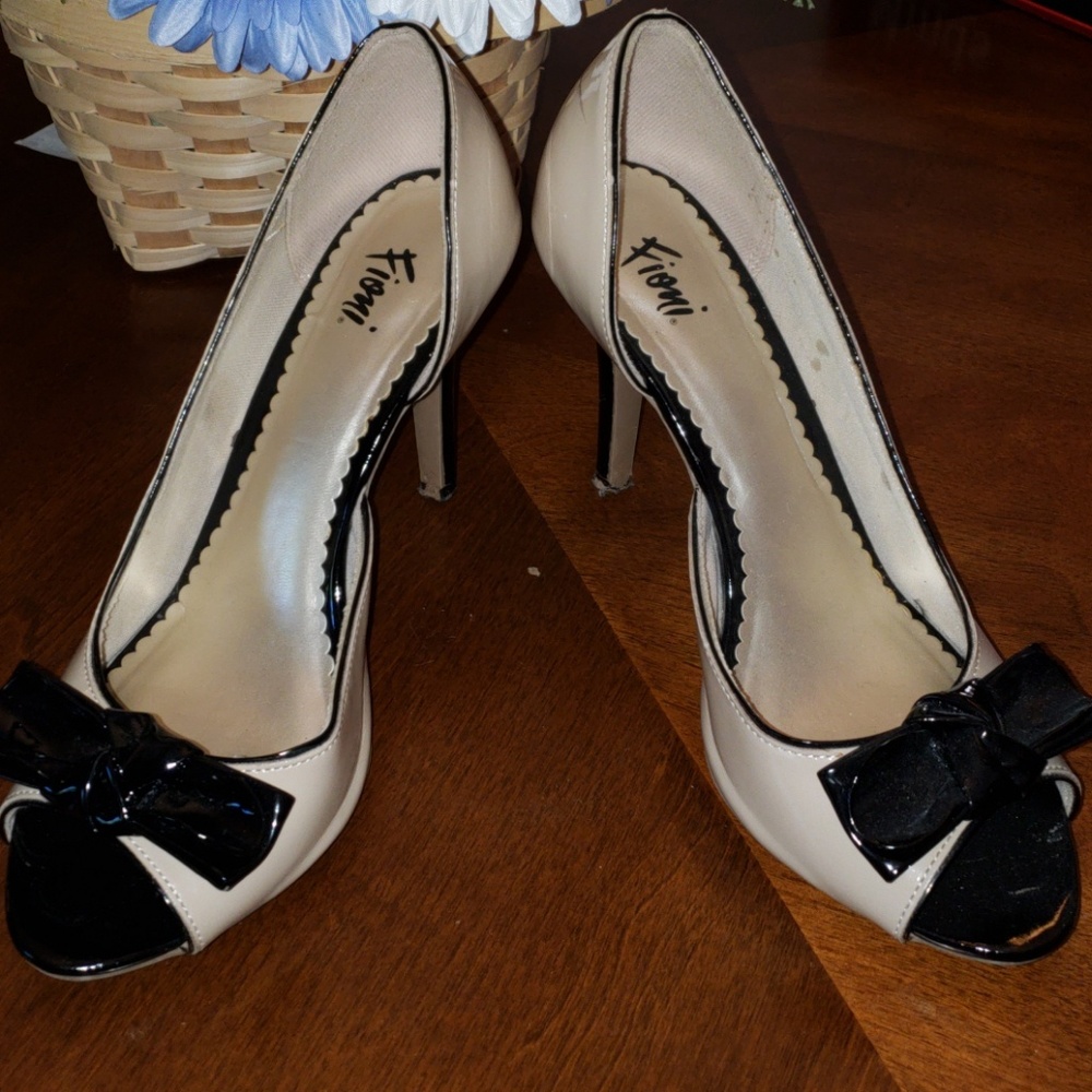 Nude bow peep toe pumps